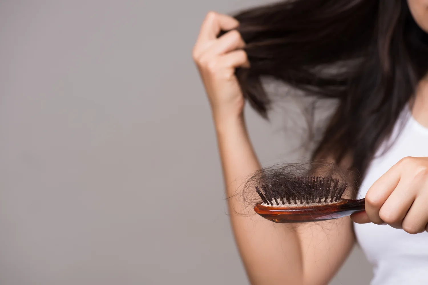 Causes de la chute de cheveux chez la femme : Guide complet de la clinique Taj